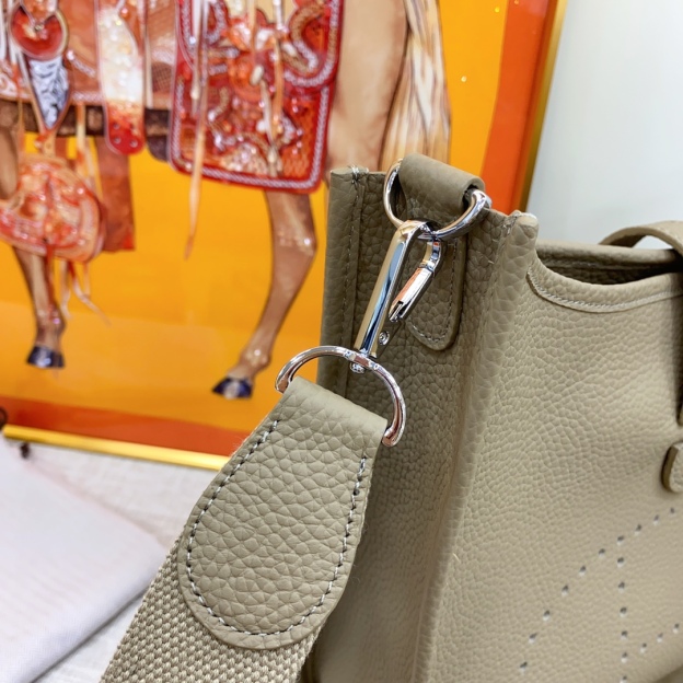 エルメス エヴリン 25/28/30 バッグ 3色「Evelyne Bag」