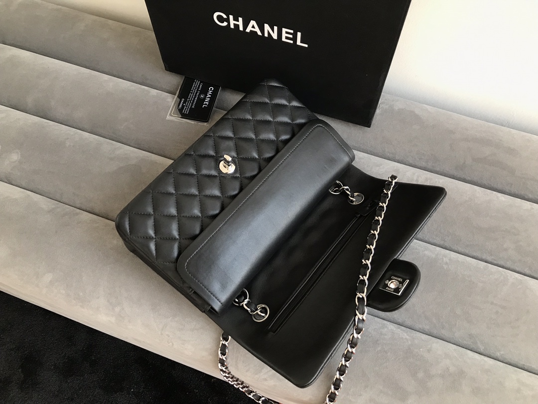 シャネル 11.12 クラシック ハンドバッグ「Flap Bag」