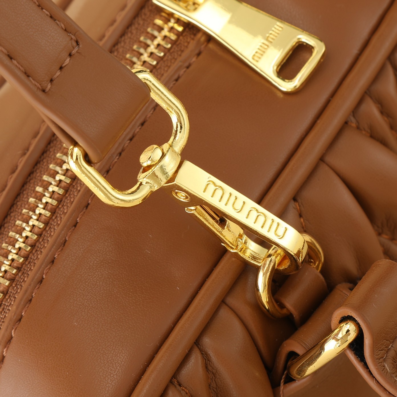 ミュウミュウ アルカディ マテラッセレザー レギュラー/ラージバッグ「Arcadie Bag」