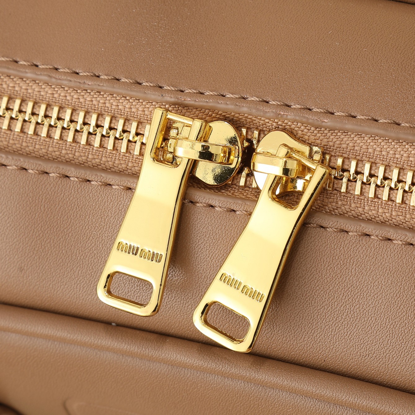 ミュウミュウ アルカディ レザー ラージバッグ「Arcadie Bag」