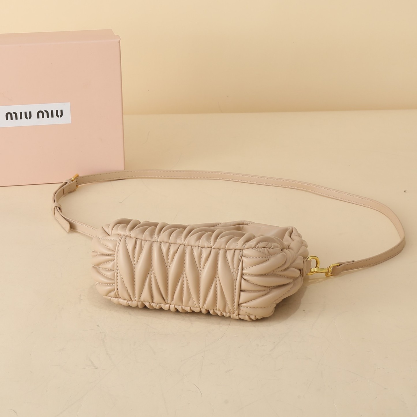 ミュウミュウ ワンダー マテラッセレザー スモール ホーボーバッグ「Wander Bag」