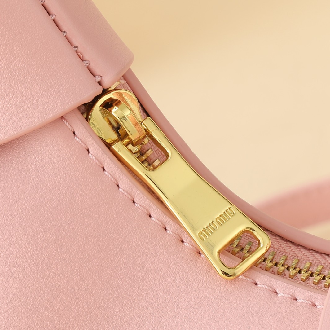 ミュウミュウ アバンチュール 三日月 レザーバッグ「Aventure Bag」