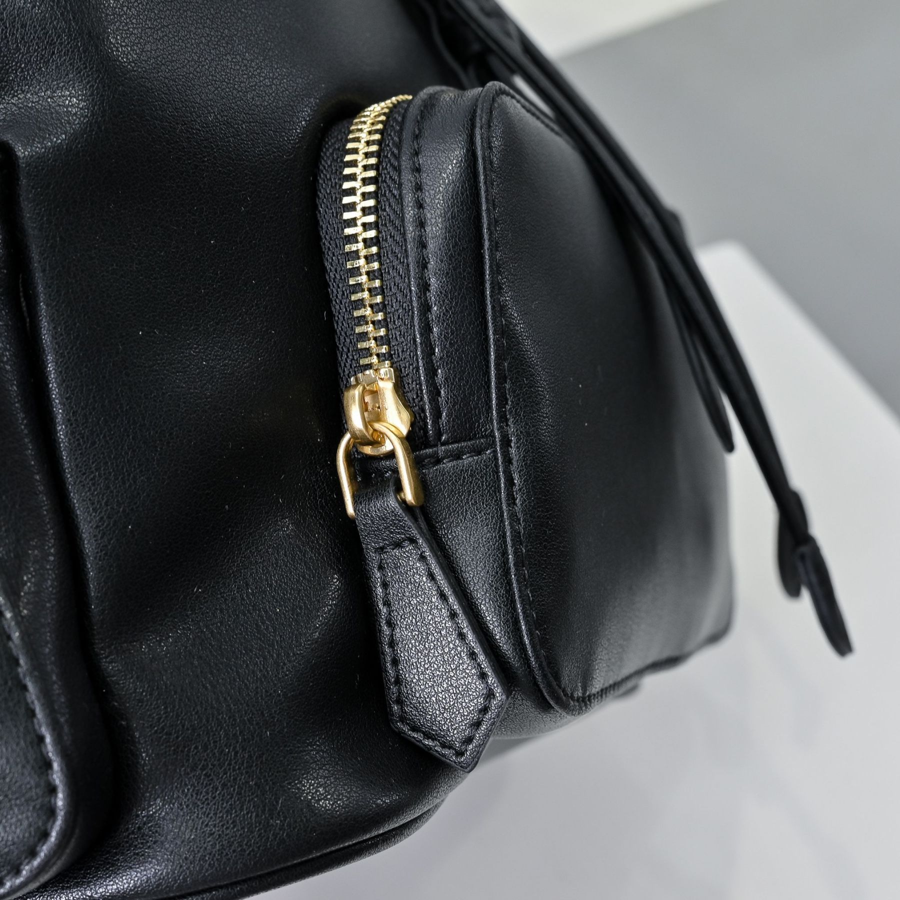 ミュウミュウ アルカディ レザー ラージバックパック「Arcadie Bag」