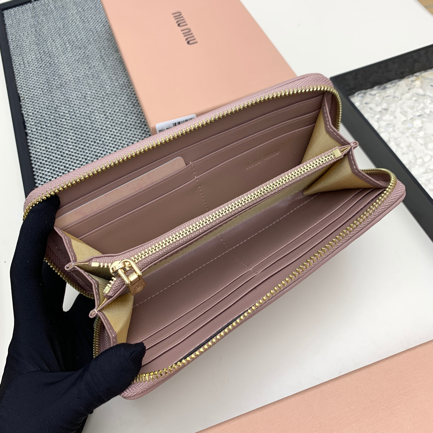 ミュウミュウ ラージ マトラッセ ナッパレザー ウォレット「Matelassé Wallet」