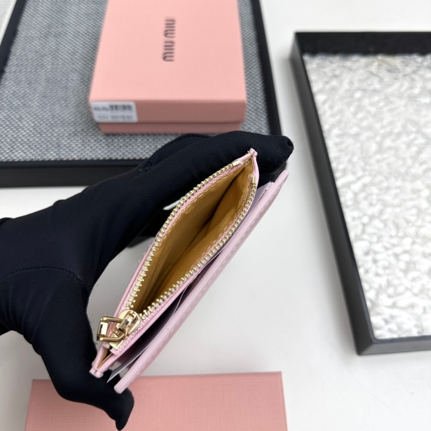 ミュウミュウ アルカディ レザー 財布「Arcadie Wallet」