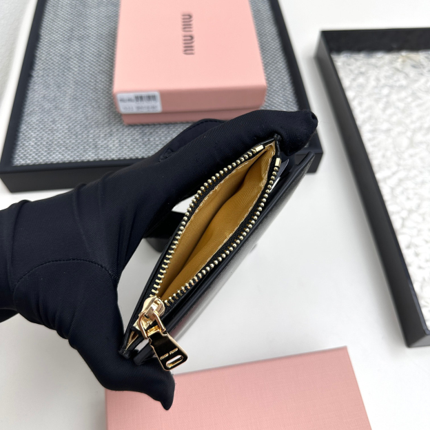 ミュウミュウ アルカディ レザー 財布「Arcadie Wallet」