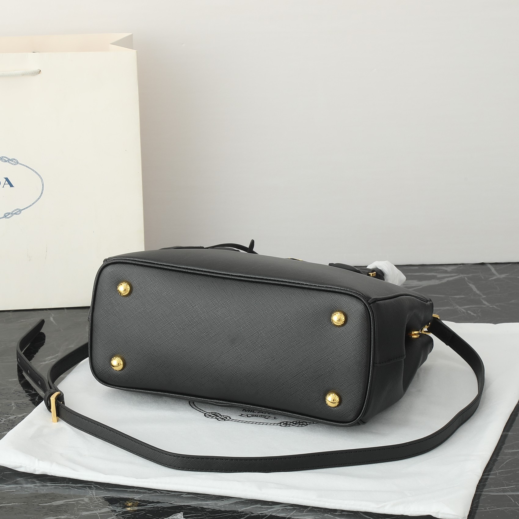 プラダ ガレリア ミディアム ソフトグレインレザー バッグ 「Galleria Bag」