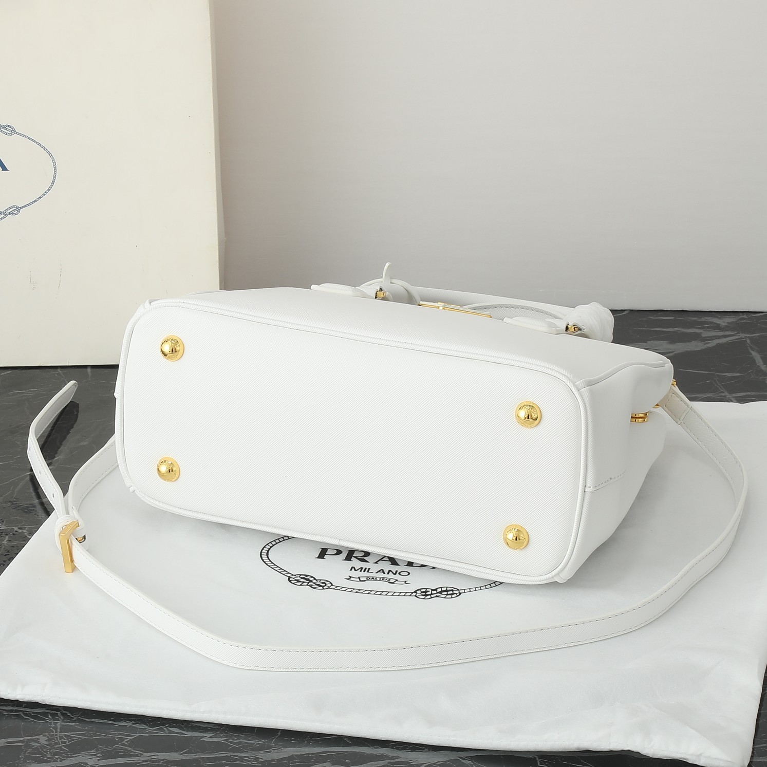 プラダ ガレリア ミディアム ソフトグレインレザー バッグ 「Galleria Bag」