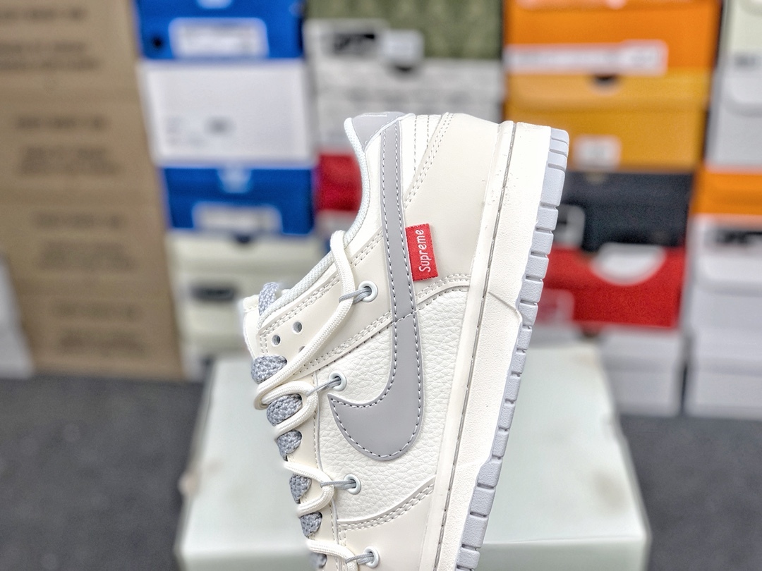 「コラボモデル」Supreme x Nike SB Dunk Low スニーカー