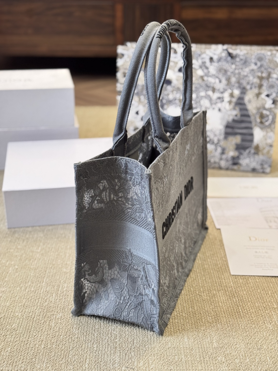ディオール Dior Book Tote バッグ スモール、ミディアムの2つのサイズ