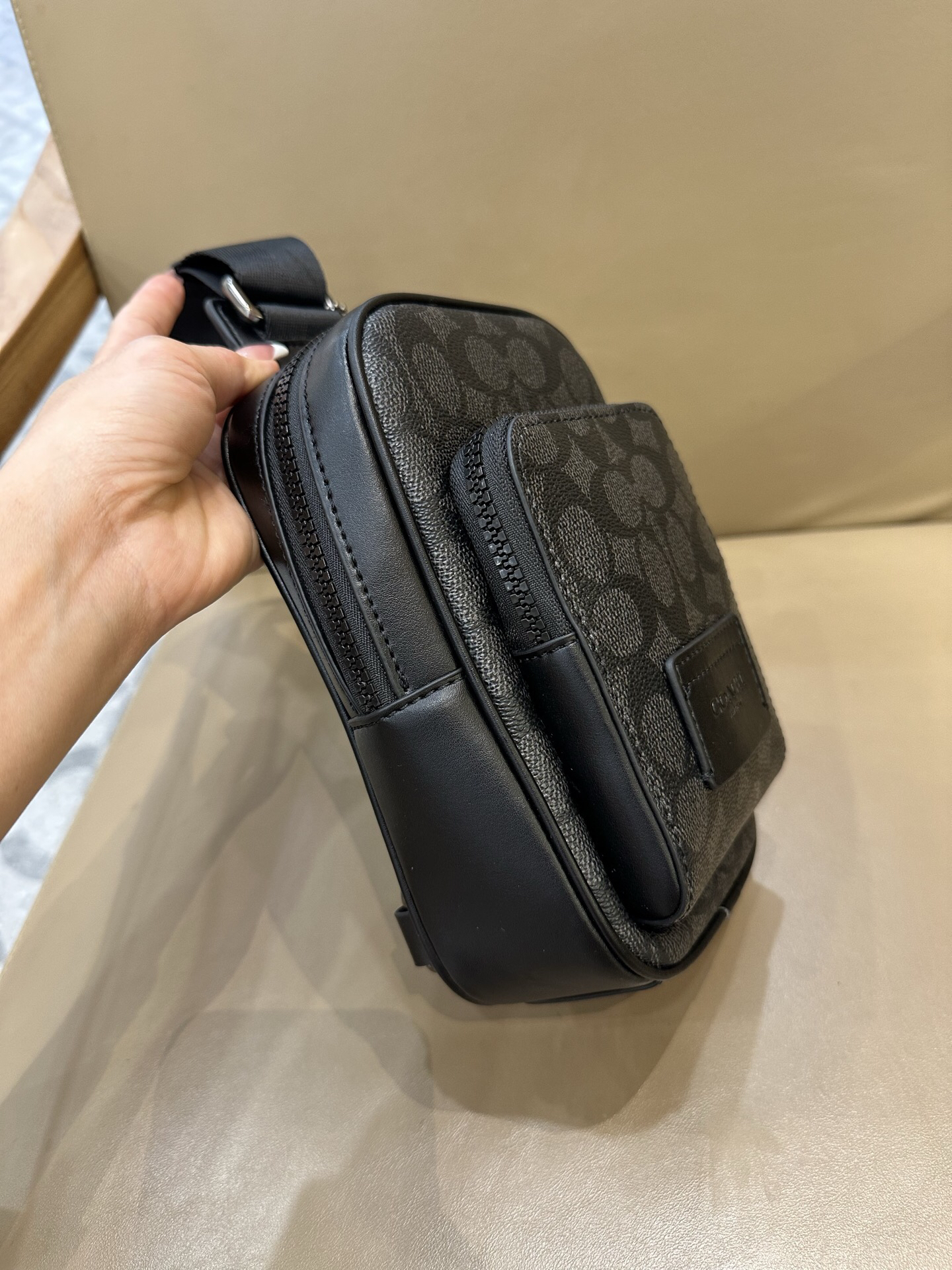 コーチ「Coach」 WEST メンズクロスボディバッグ