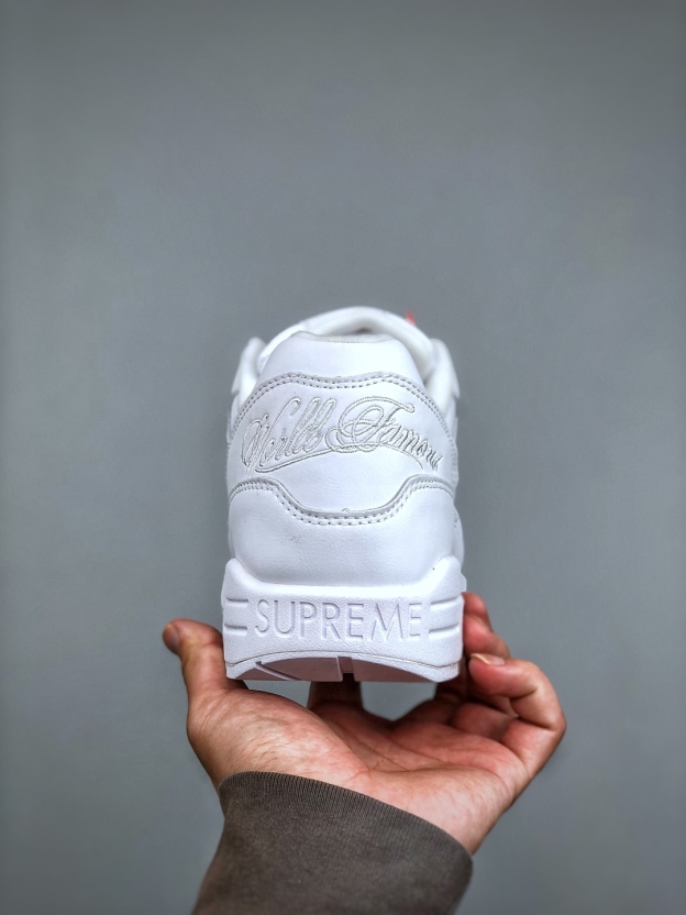 「コラボモデル」Nike Air Max 1 x Supreme スニーカー