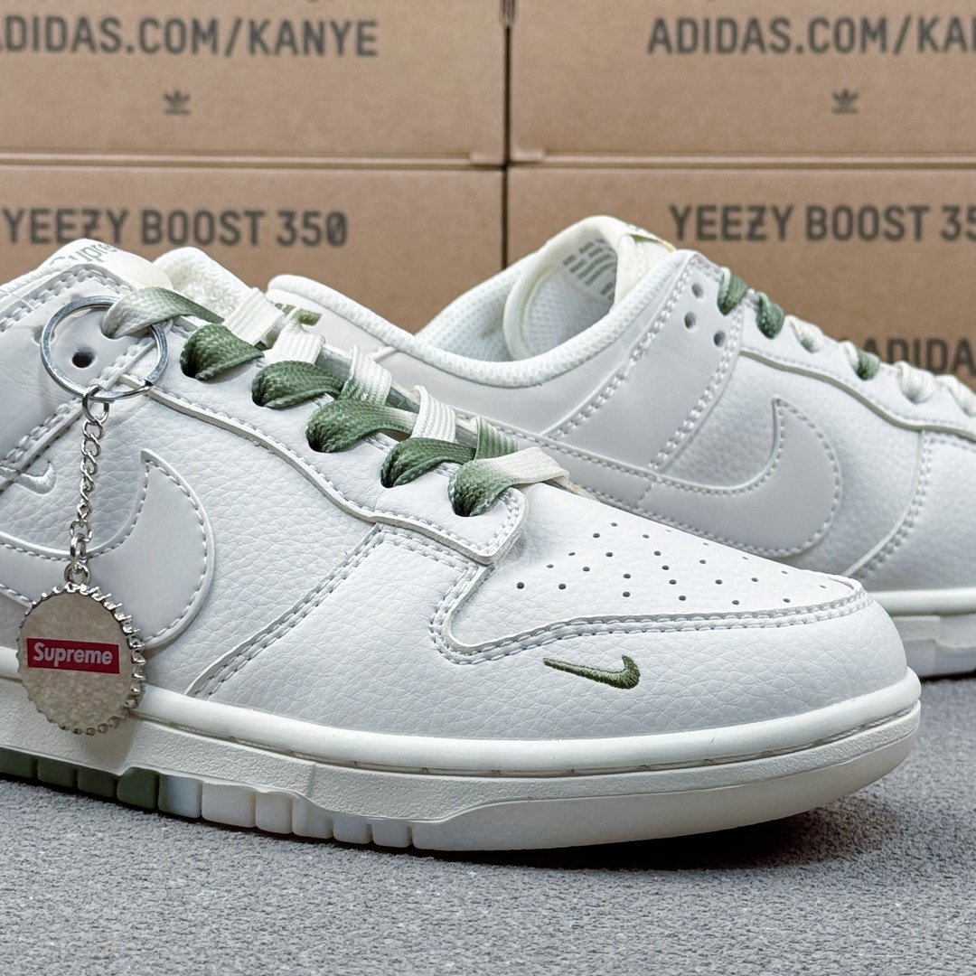 「コラボモデル」Supreme x Nike SB Dunk Low スニーカー