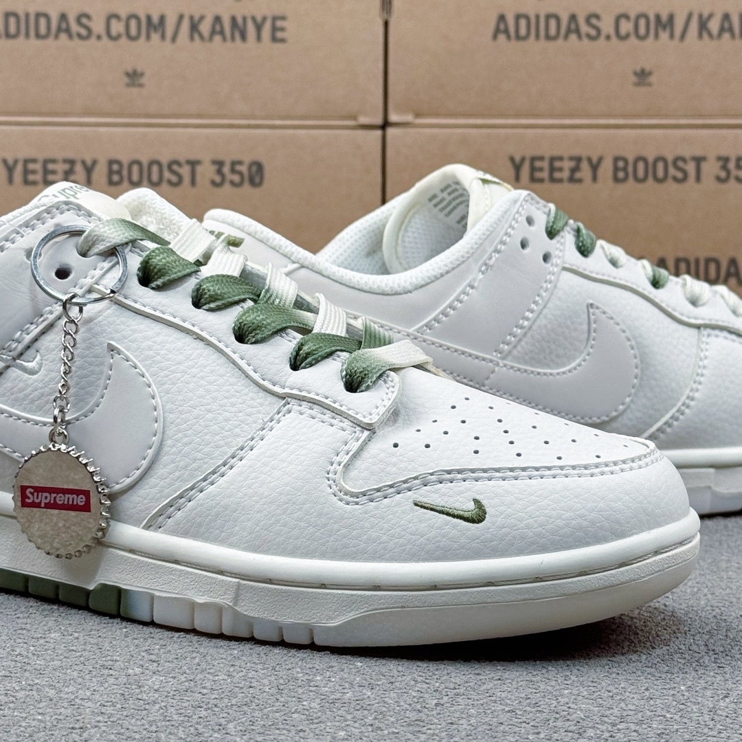 「コラボモデル」Supreme x Nike SB Dunk Low スニーカー