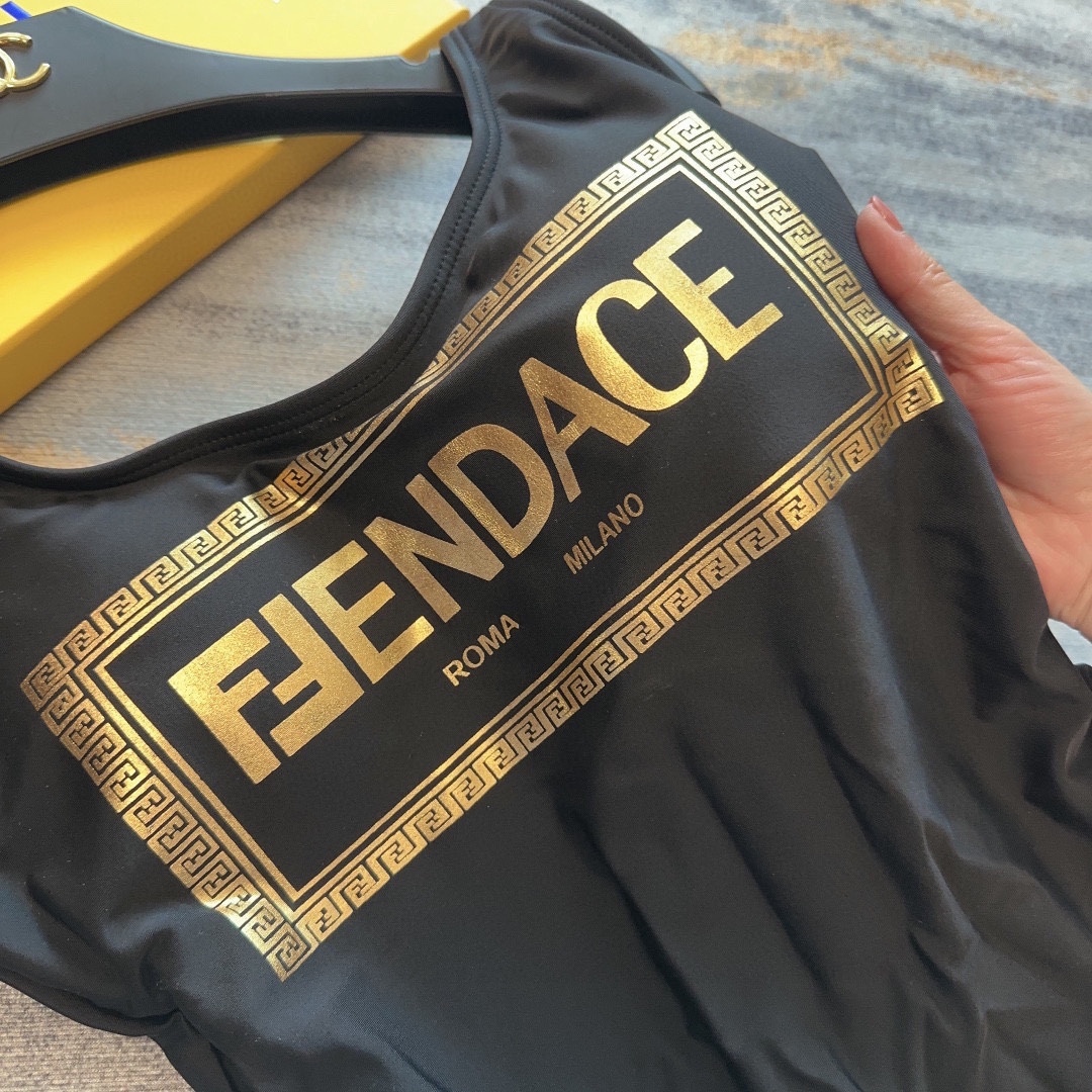 ヴェルサーチ「Versace」ワンピース水着「2025夏季限定・人気プレミアムスイム登場！」