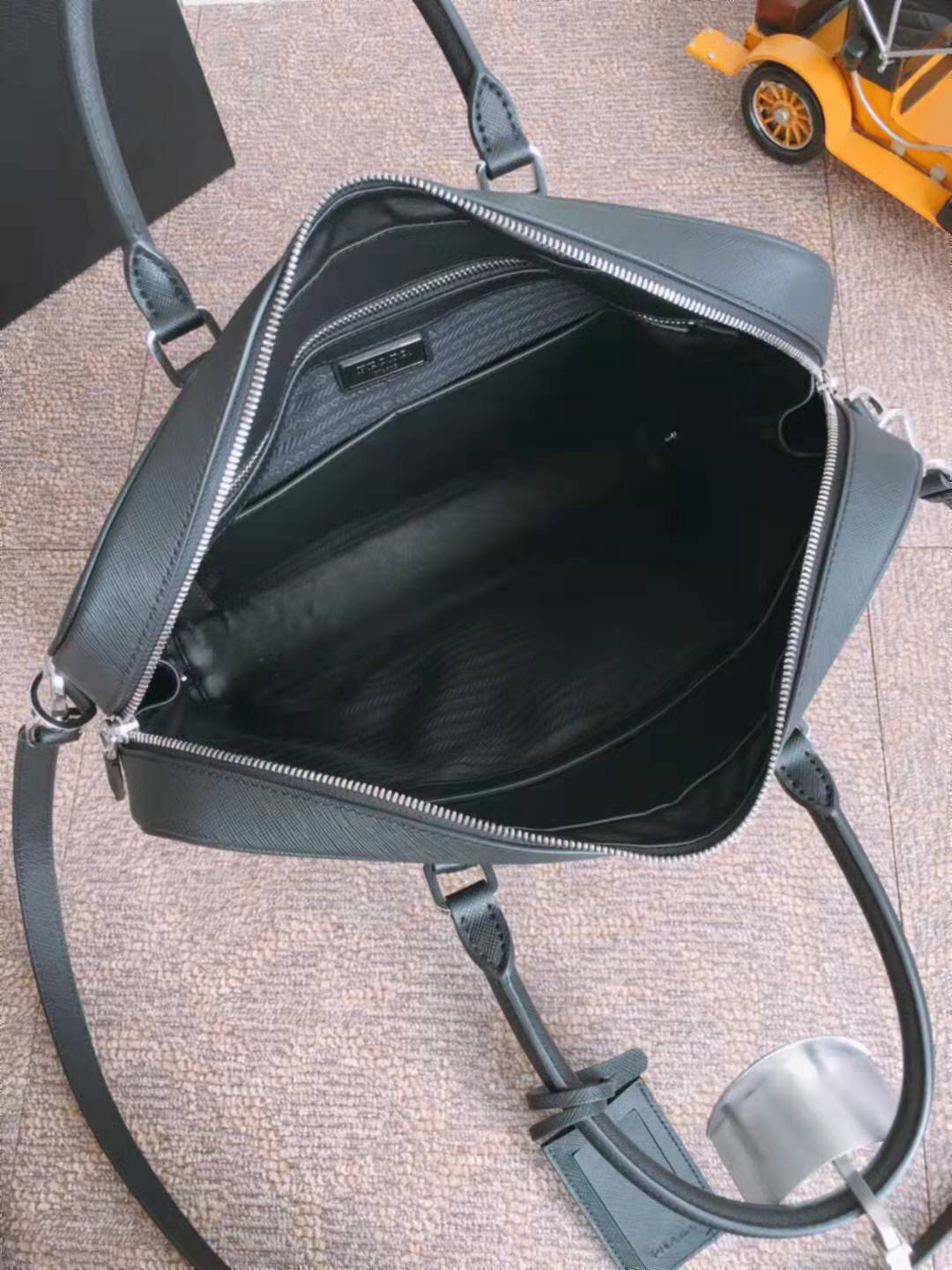 プラダ「Prada」メンズビジネスバッグ 2VE011 レザーバッグ