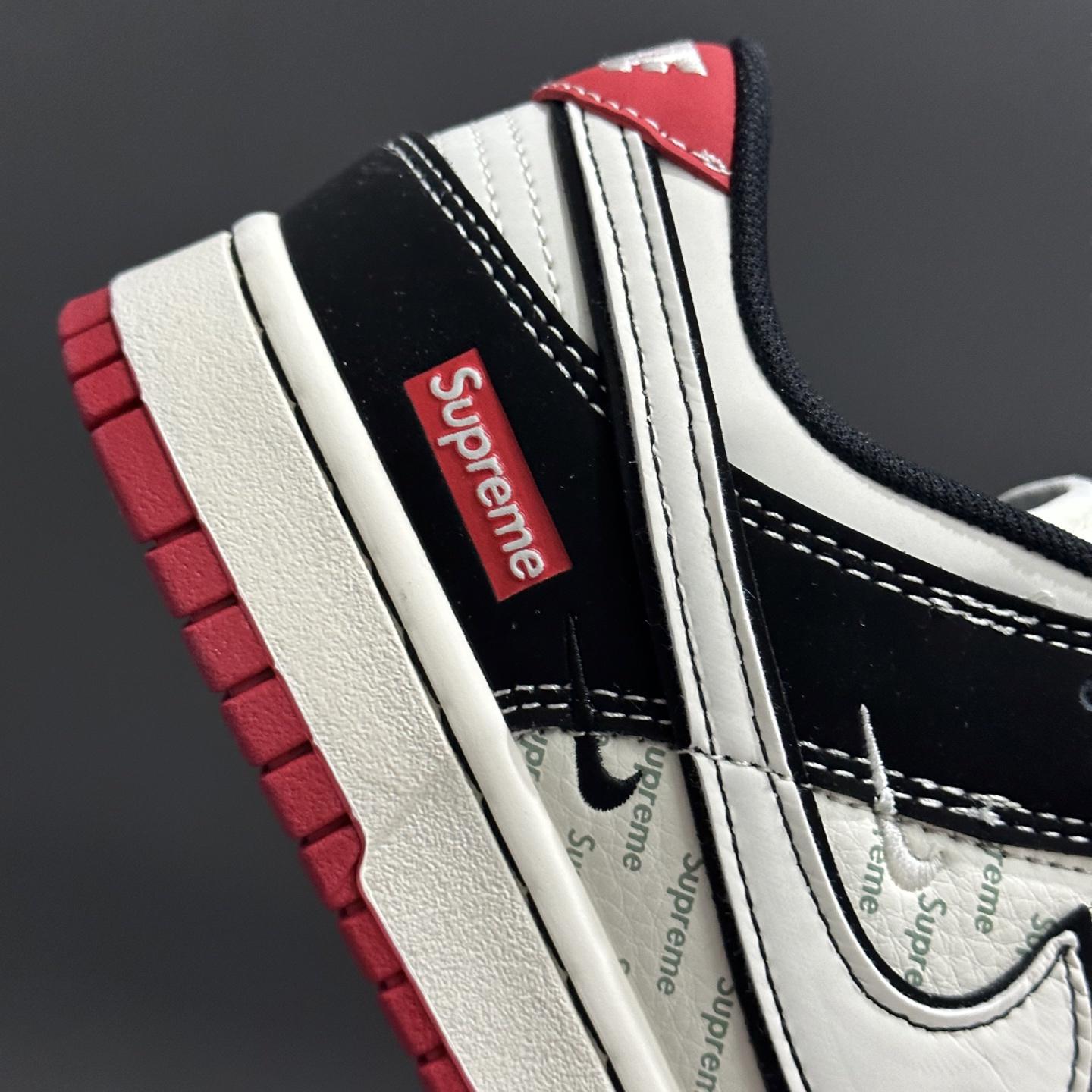 「コラボモデル」Supreme x Nike SB Dunk Low スニーカー