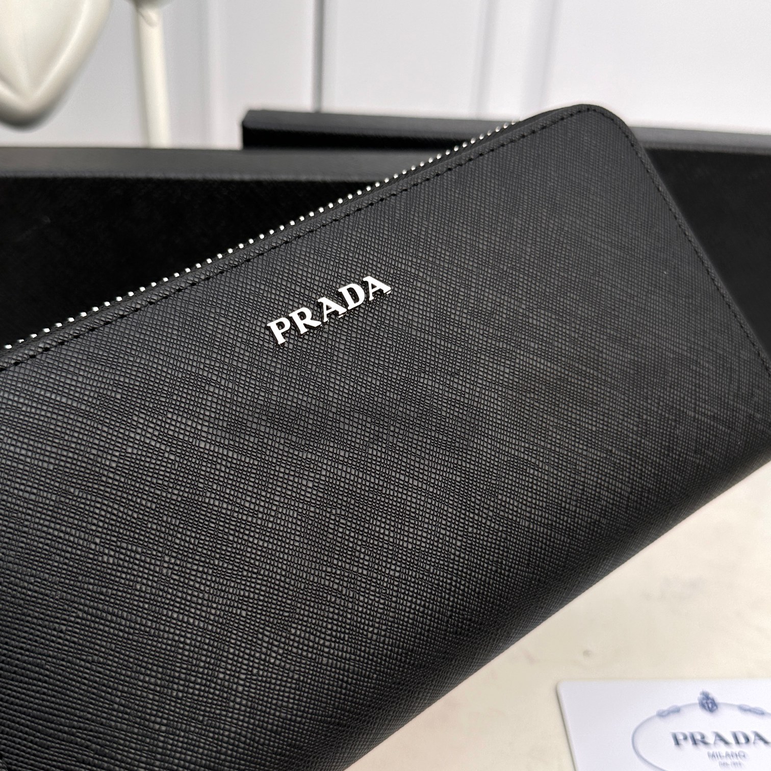 プラダ「PRADA」プレミアムレザー ジップウォレット「おしゃれ男性必携」