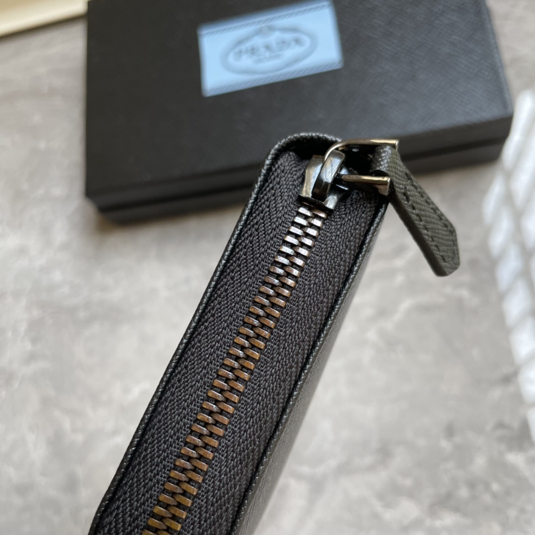 プラダ「PRADA」サフィアーノレザー 財布