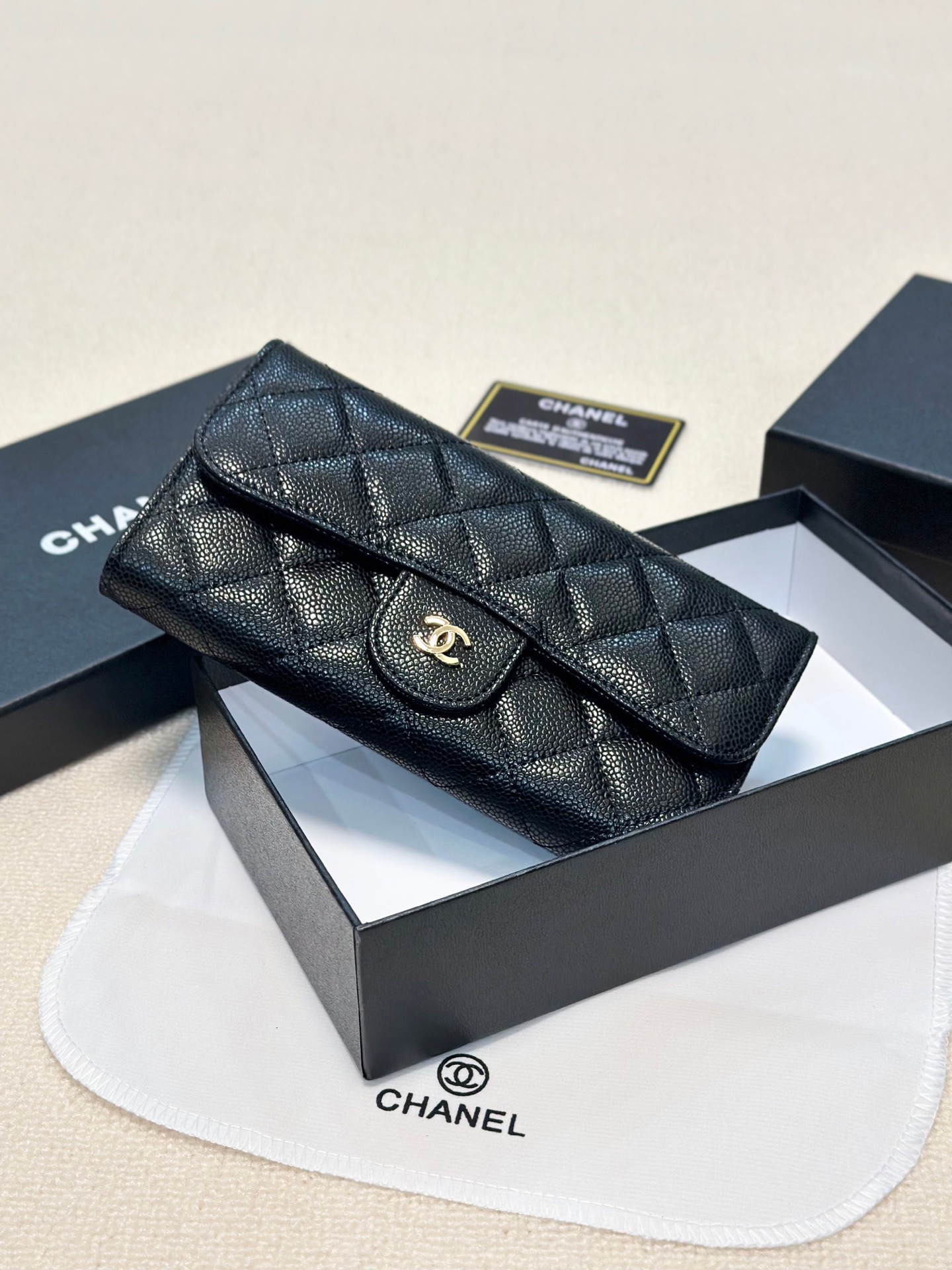 シャネル「Chanel」キャビアレザー バイフォールド財布