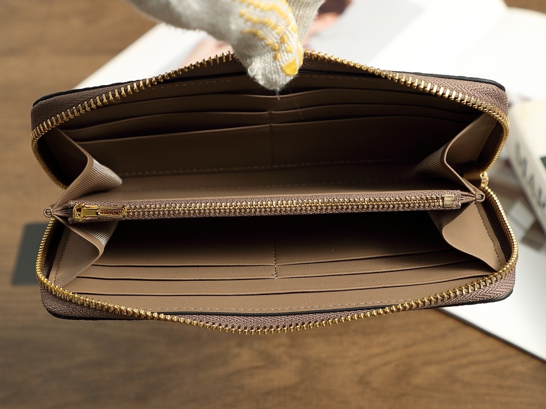 ロエベ「LOEWE」ジッパー付き財布 5色