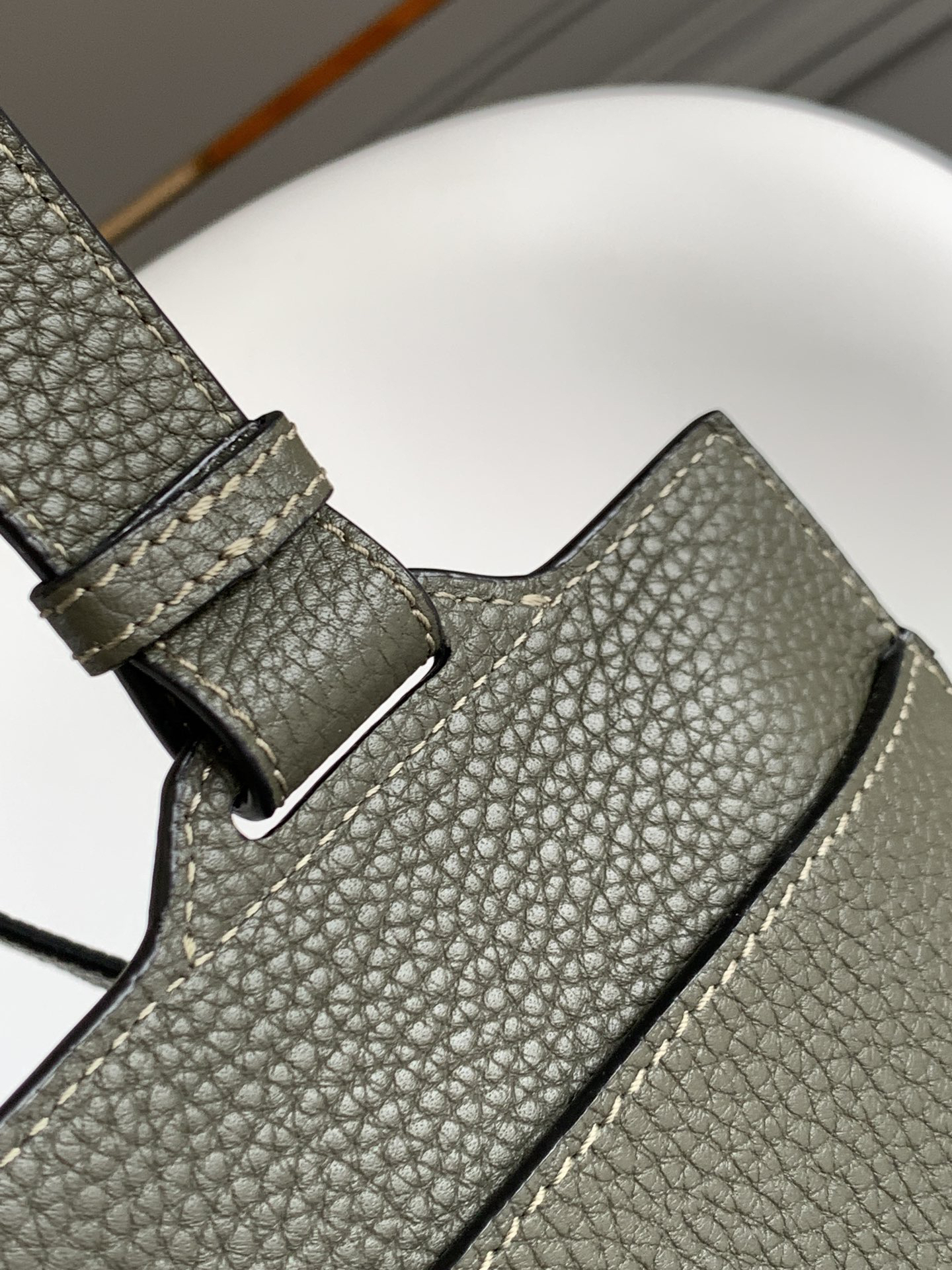 ロエベ「Loewe」ショルダーバッグ｜伝統と革新が出会うプレミアムレザー