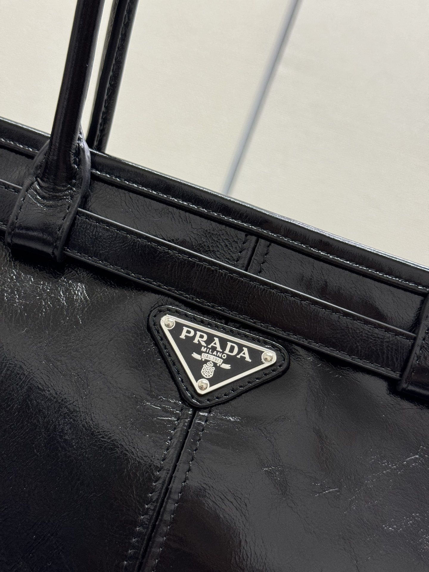 プラダ「Prada」レザートートバッグ