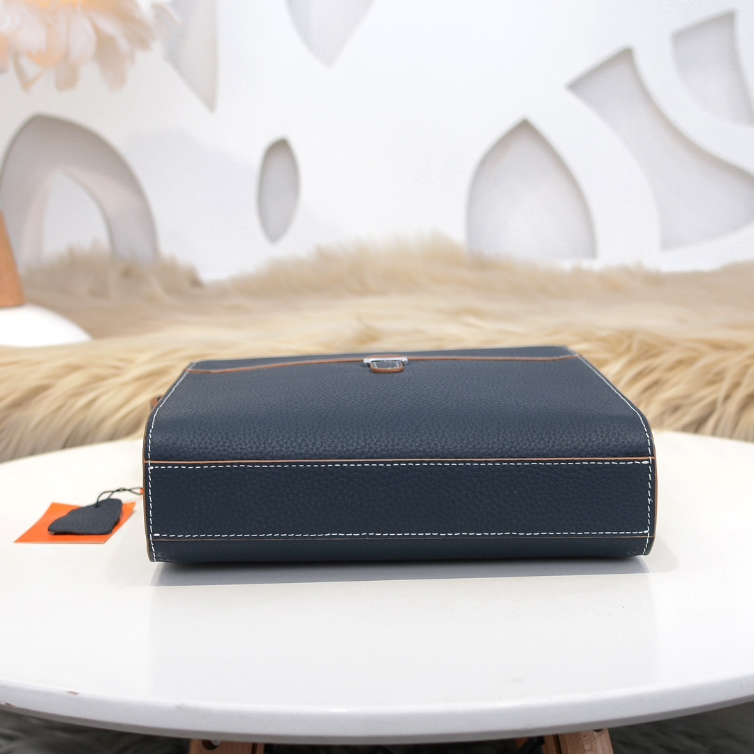 エルメス メンズ Tプレート 縦型クロスボディバッグ「T Buckle Bag」