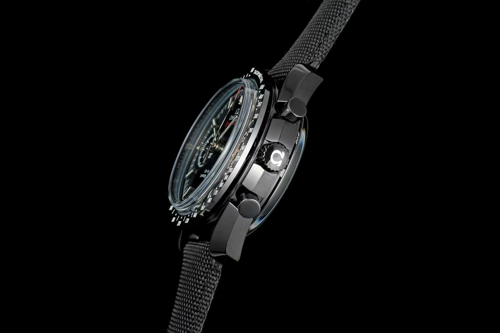 オメガ ダークサイド オブ ザ ムーン 44.25mm