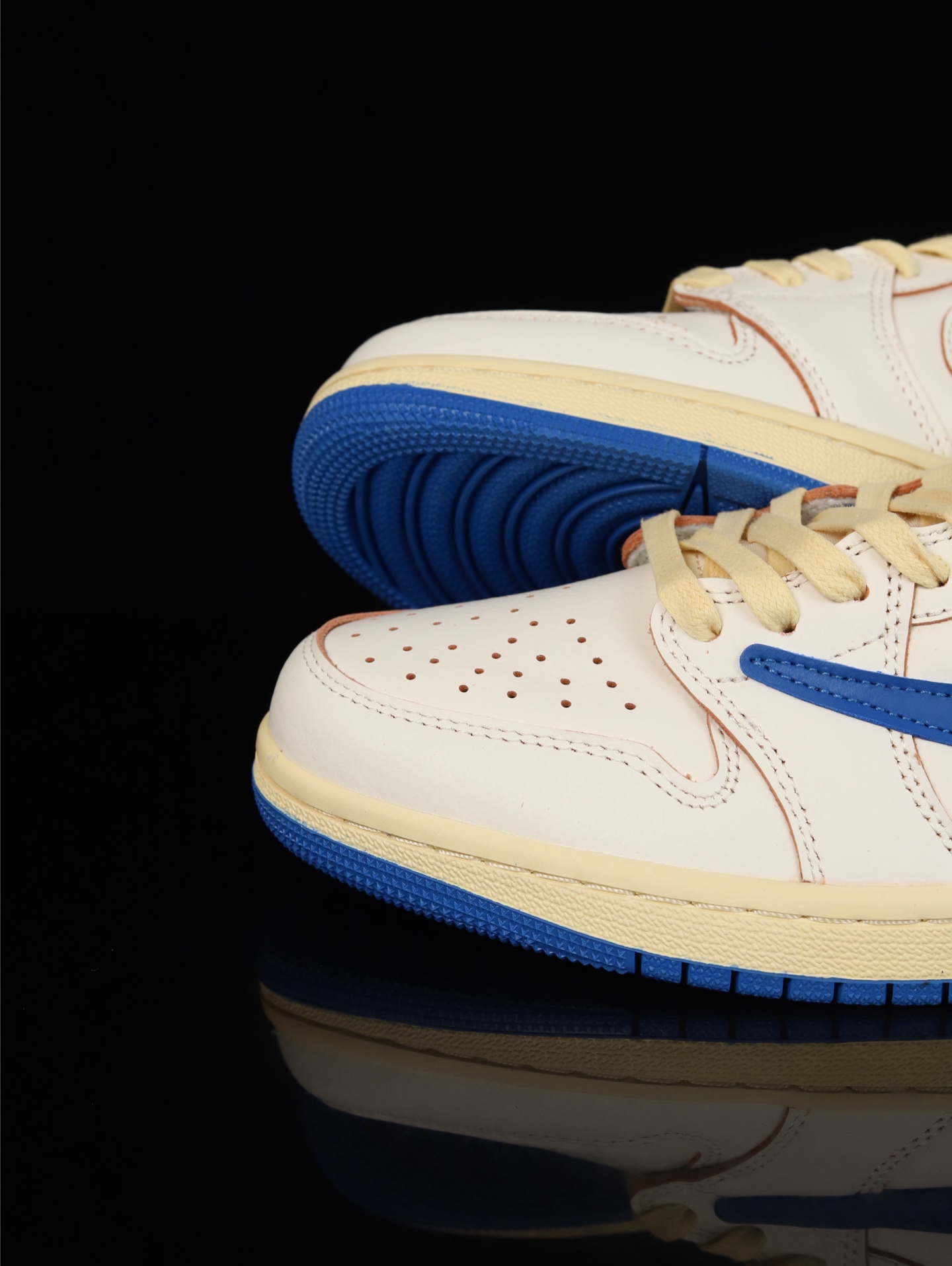 【日本未発売モデル】Nike Air Jordan 1 Low x Travis Scott スニーカー