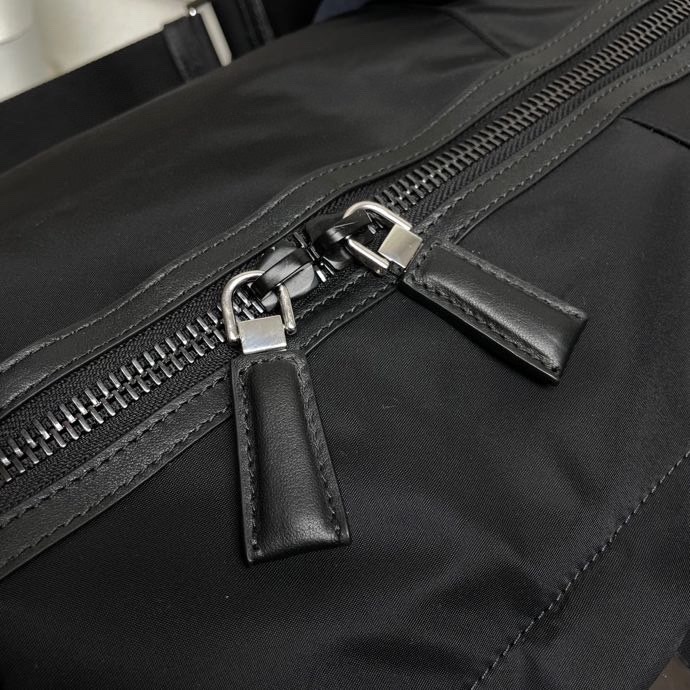 プラダ「Prada」 リジェネレイテッド ナイロン トラベルバッグ