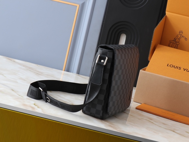 ルイ・ヴィトン「Louis Vuitton」ディストリクト スモールメッセンジャーバッグ