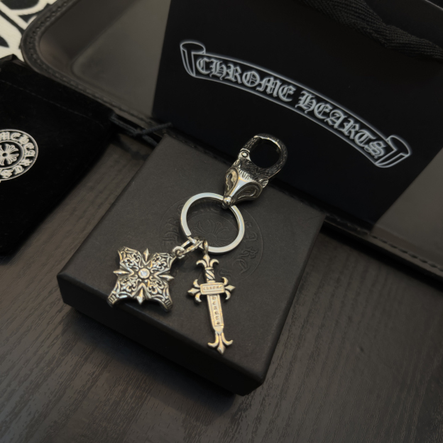 クロムハーツ「Chrome Hearts」クロスペンダントキーホルダー - 精巧なハンドメイド、アンティークシルバー彫刻、ヴィンテージパンクスタイル
