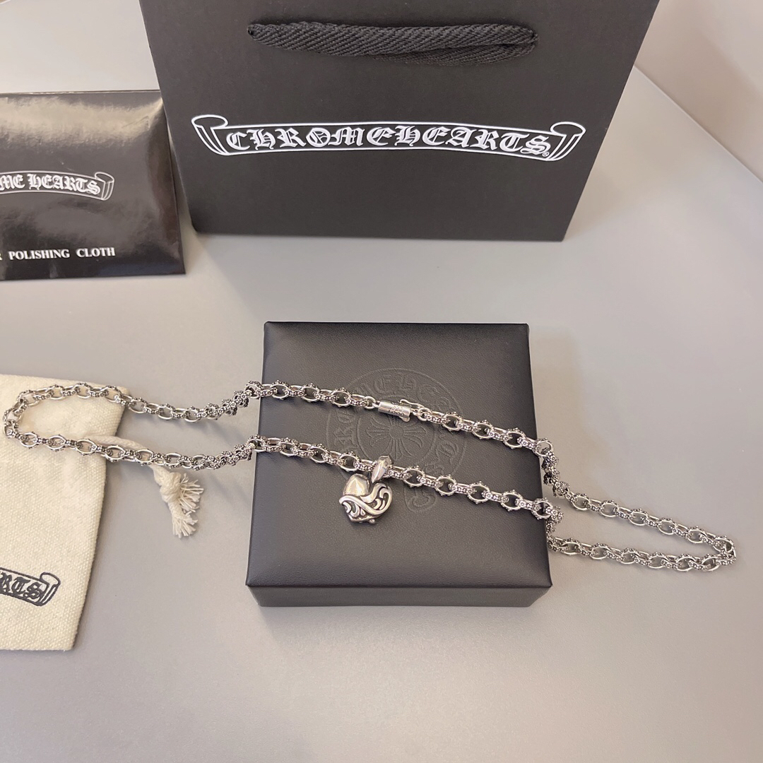 クロムハーツ「Chrome Hearts」のクラシックネックレス - 日常に上品なアクセントを添えるユニセックスモデル