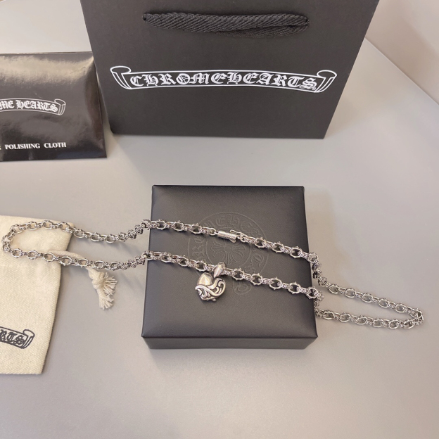 クロムハーツ「Chrome Hearts」のクラシックネックレス - 日常に上品なアクセントを添えるユニセックスモデル