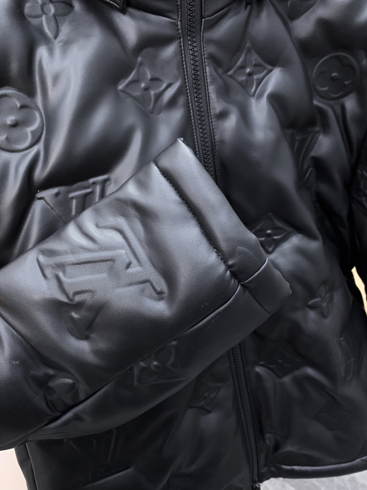 ルイ・ヴィトン「Louis Vuitton」秋冬新作 浮き彫りエンボス加工フード付きレザージャケット