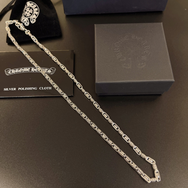 クロムハーツ「Chrome Hearts」のクラシックネックレス - 日常に上品なアクセントを添えるユニセックスモデル