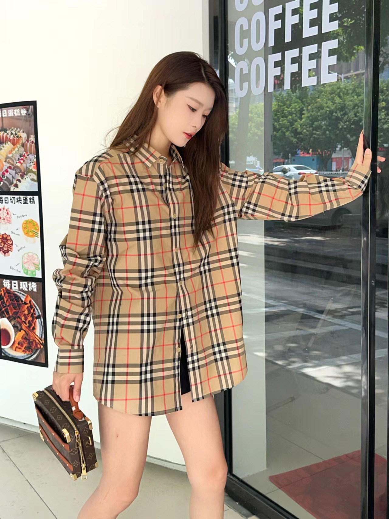 バーバリー（Burberry）の定番の小チェック柄シャツ