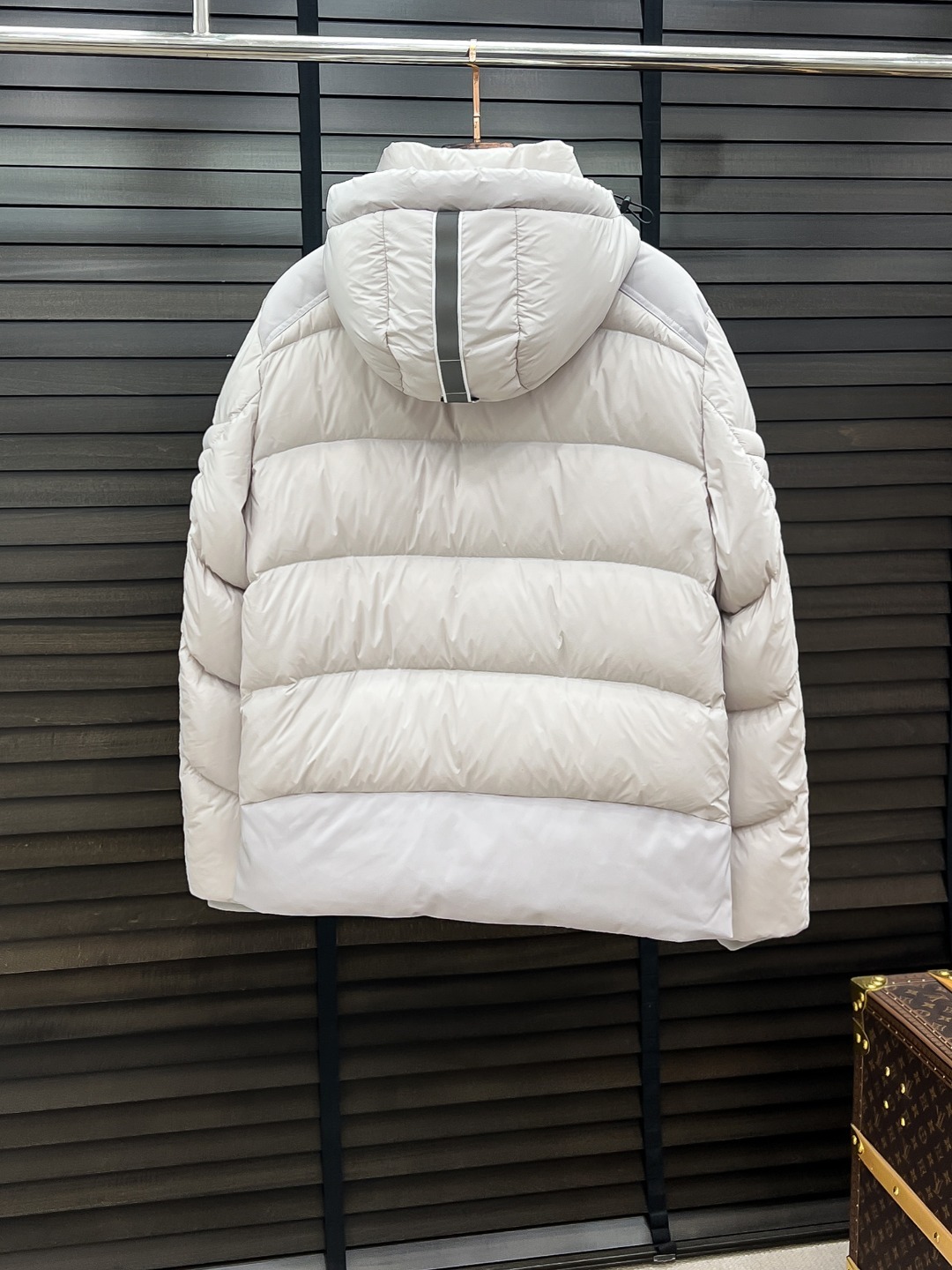 カナダグース 新作メンズおしゃれダウンジャケット、ハイテク防水加工でかさばらず、超クールなデザイン