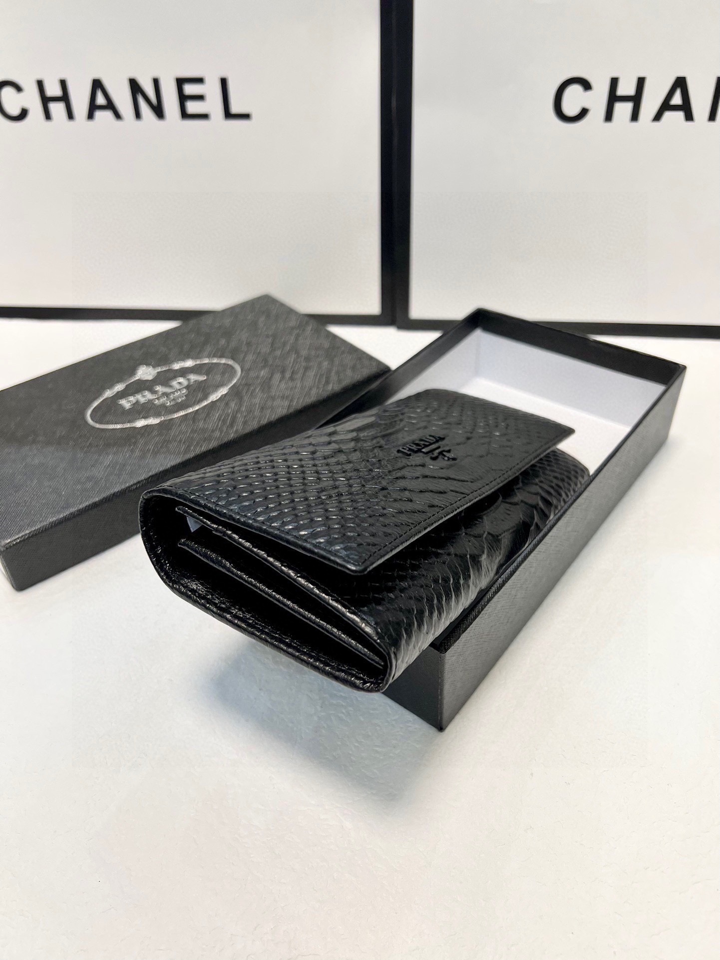 プラダ(Prada) レディース財布 2色