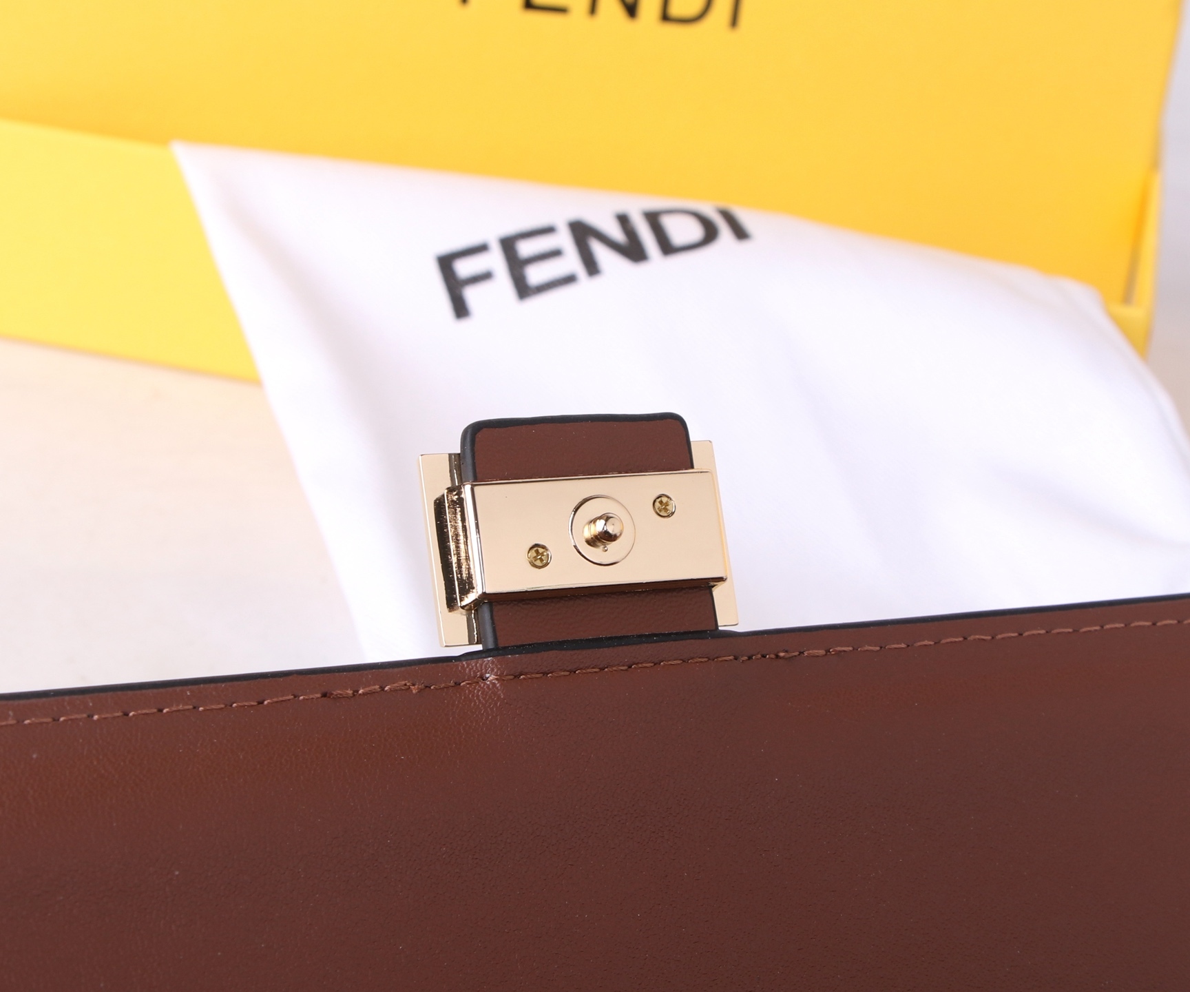 フェンディ「Fendi」高級エンボス牛革の大きな イタリア製財布