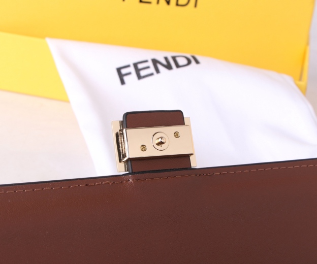 フェンディ「Fendi」高級エンボス牛革の大きな イタリア製財布
