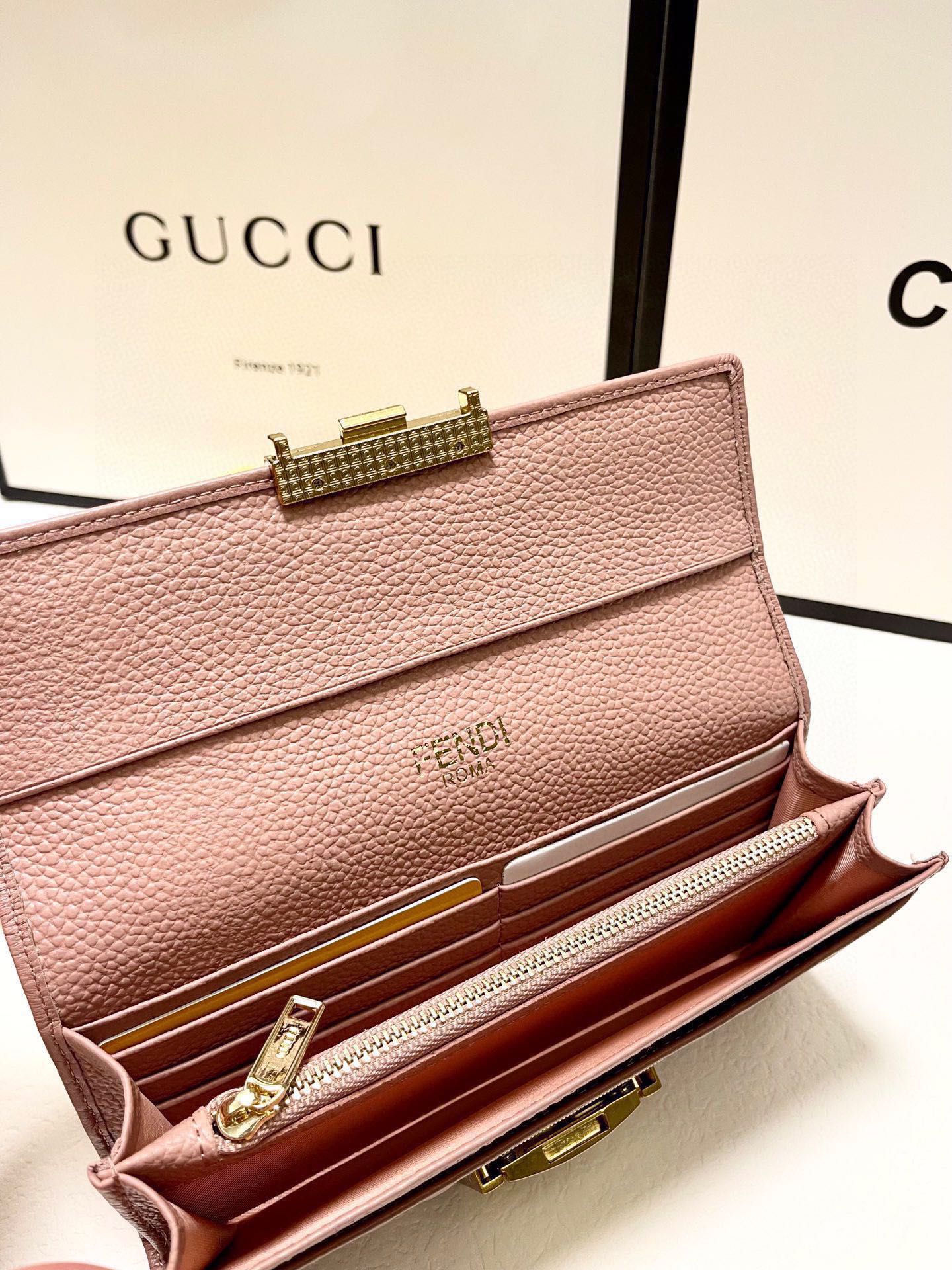 フェンディ「Fendi」高級エンボス牛革の大きな イタリア製財布