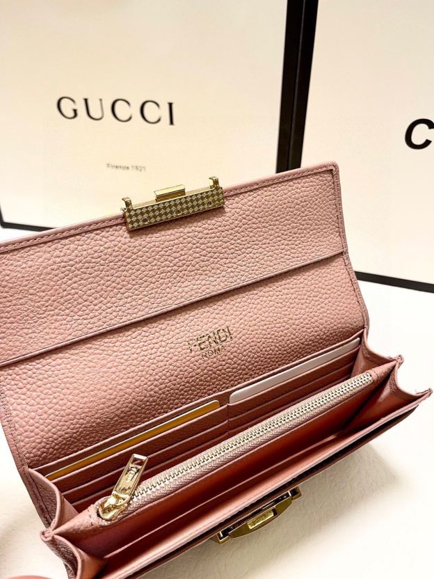 フェンディ「Fendi」高級エンボス牛革の大きな イタリア製財布