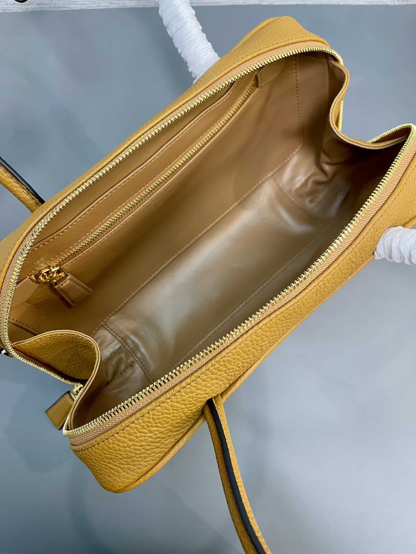 プラダ「Prada」 リジドレザー ハンドバッグ モデル