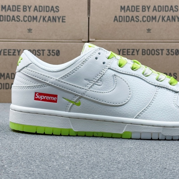 「コラボモデル」Supreme x Nike SB Dunk Low ホワイトグリーン スニーカー
