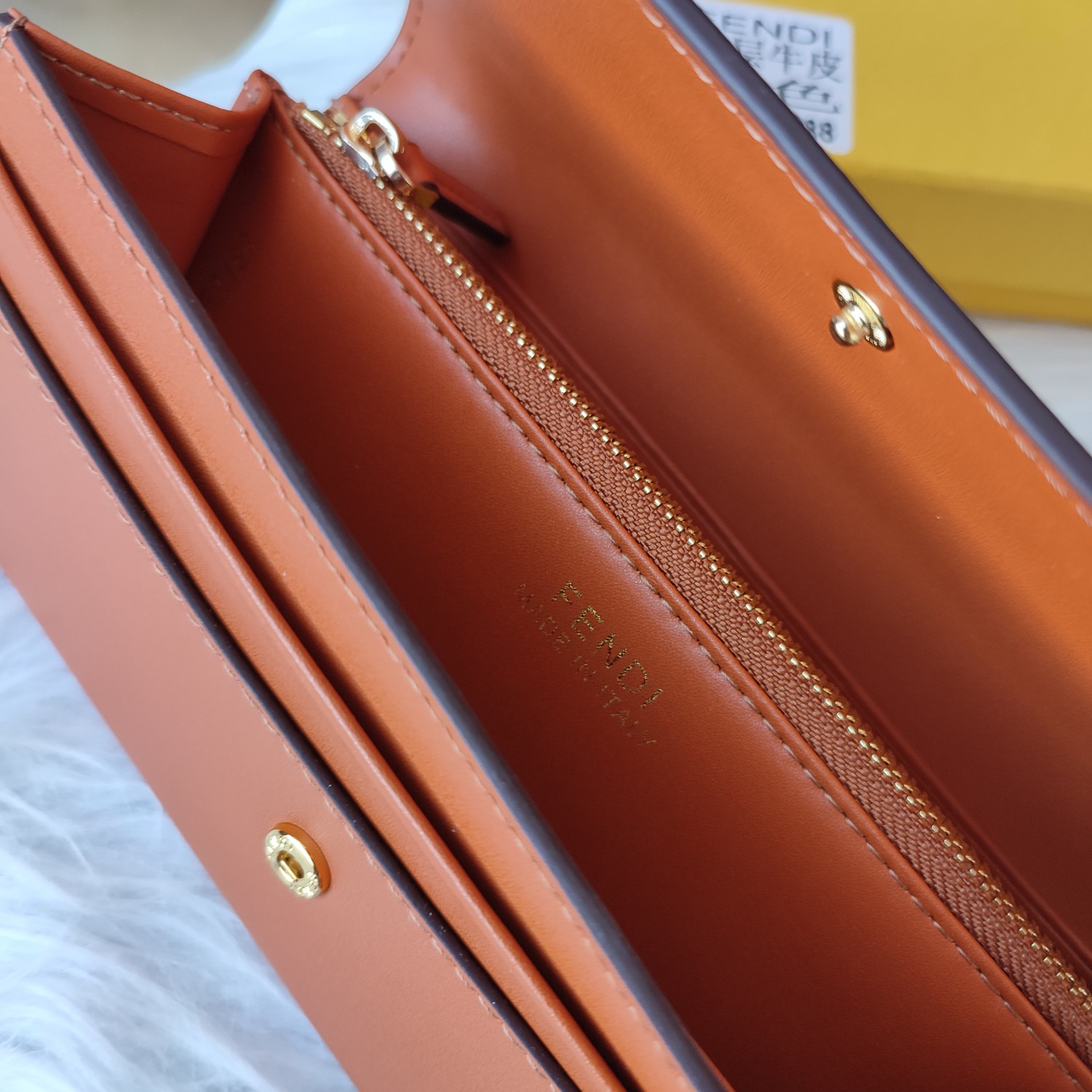 フェンディ「Fendi」高級エンボス牛革の大きな イタリア製財布