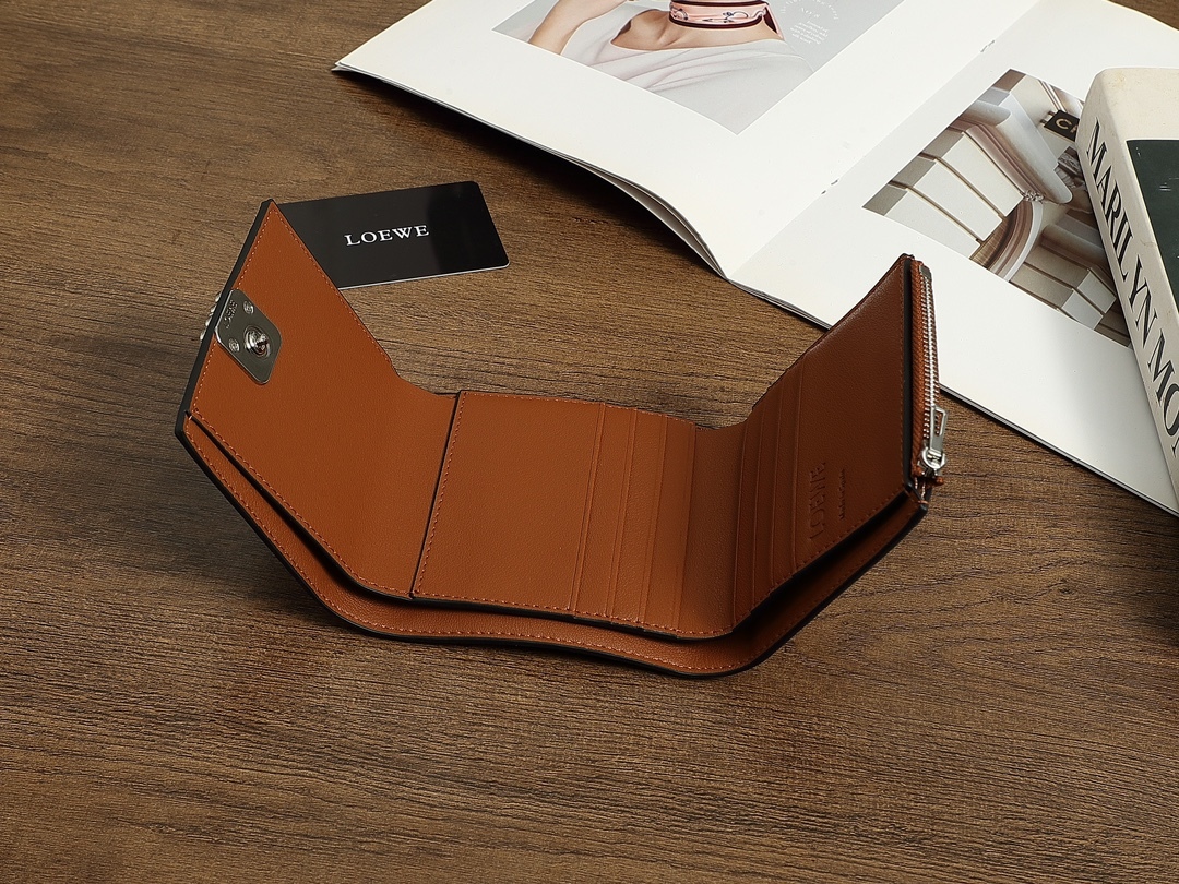 ロエベ「LOEWE」アナグラム トライフォールド ウォレット（ペブルグレインカーフ）