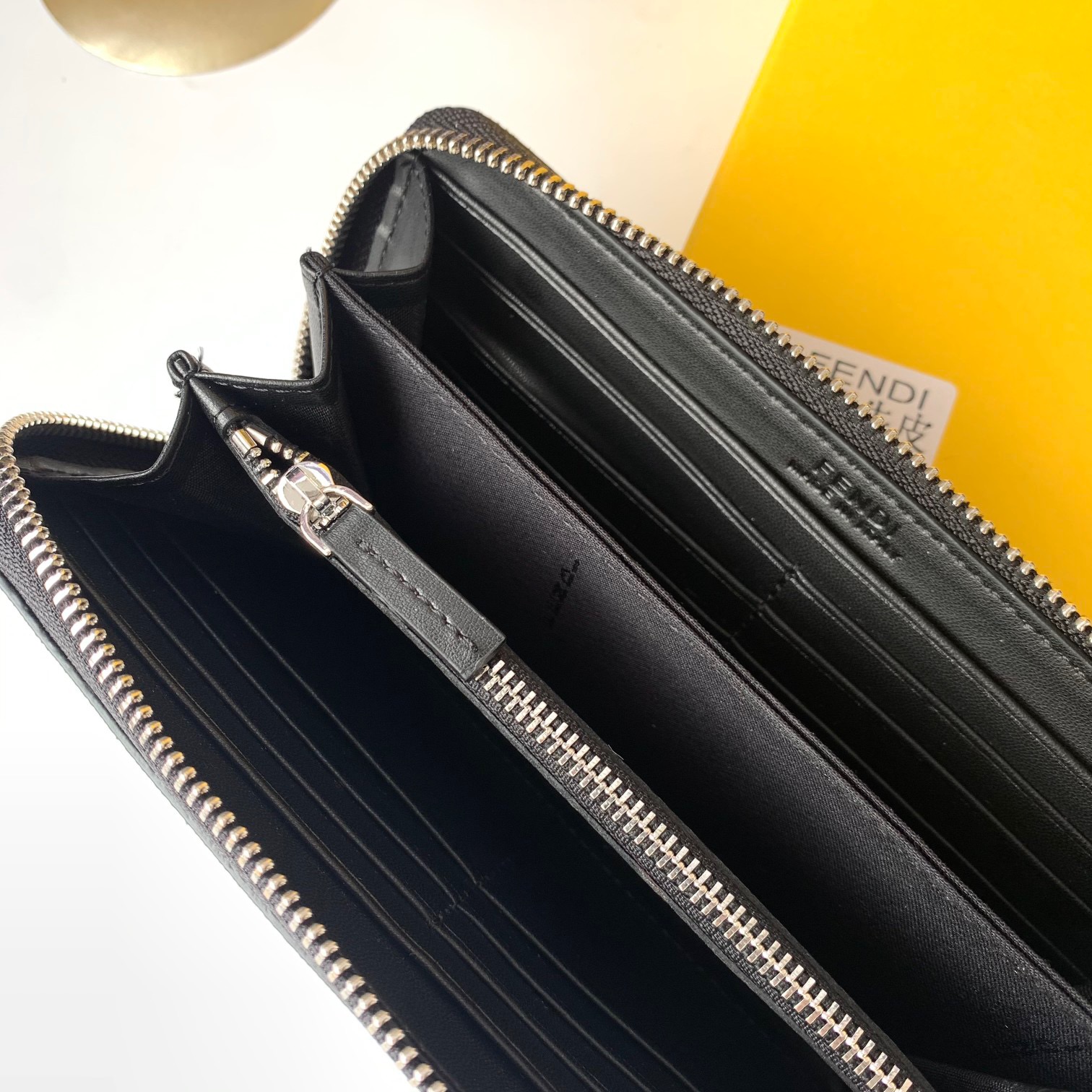 フェンディ「Fendi」ダイアゴナル ジップアラウンド財布