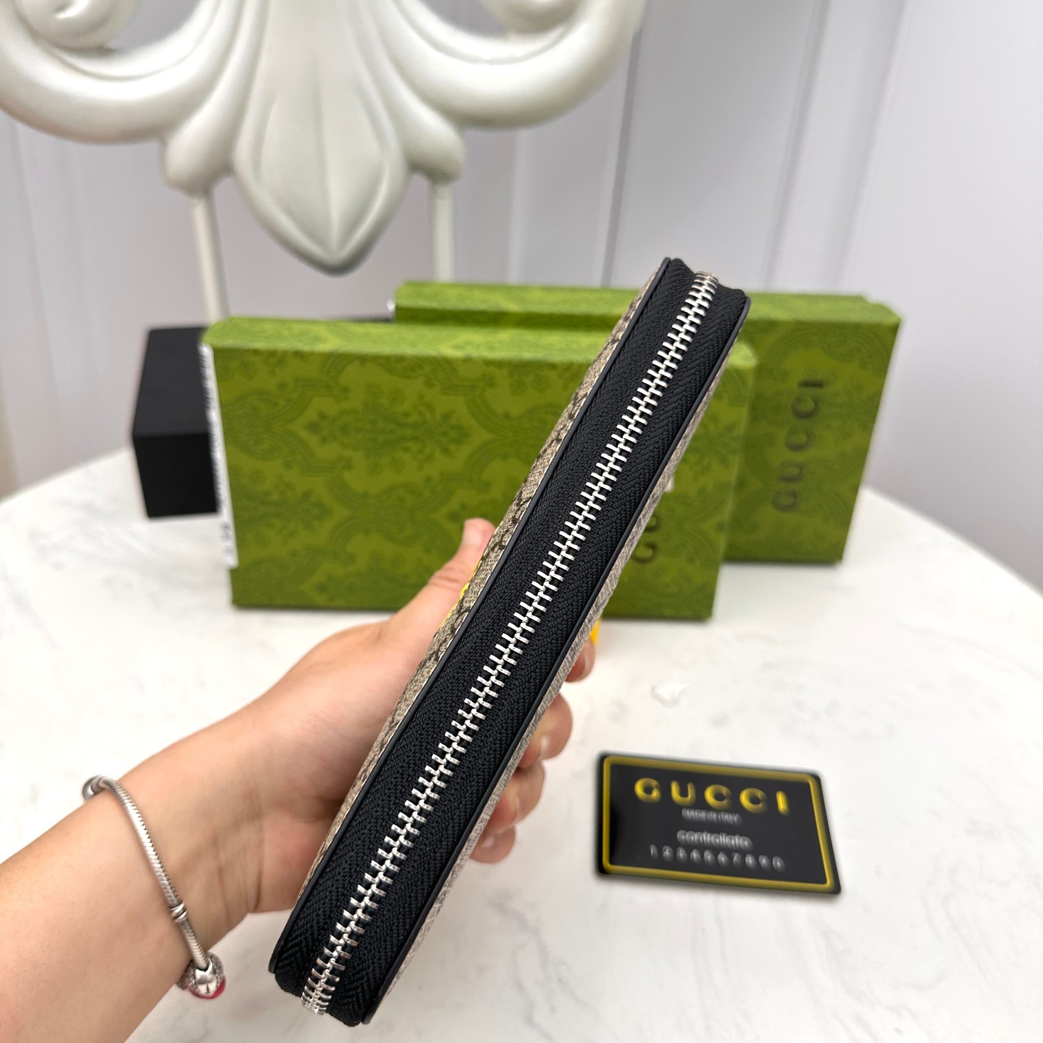 グッチ「Gucci」シグネチャー レザー ウェブ ジップアラウンドウォレット